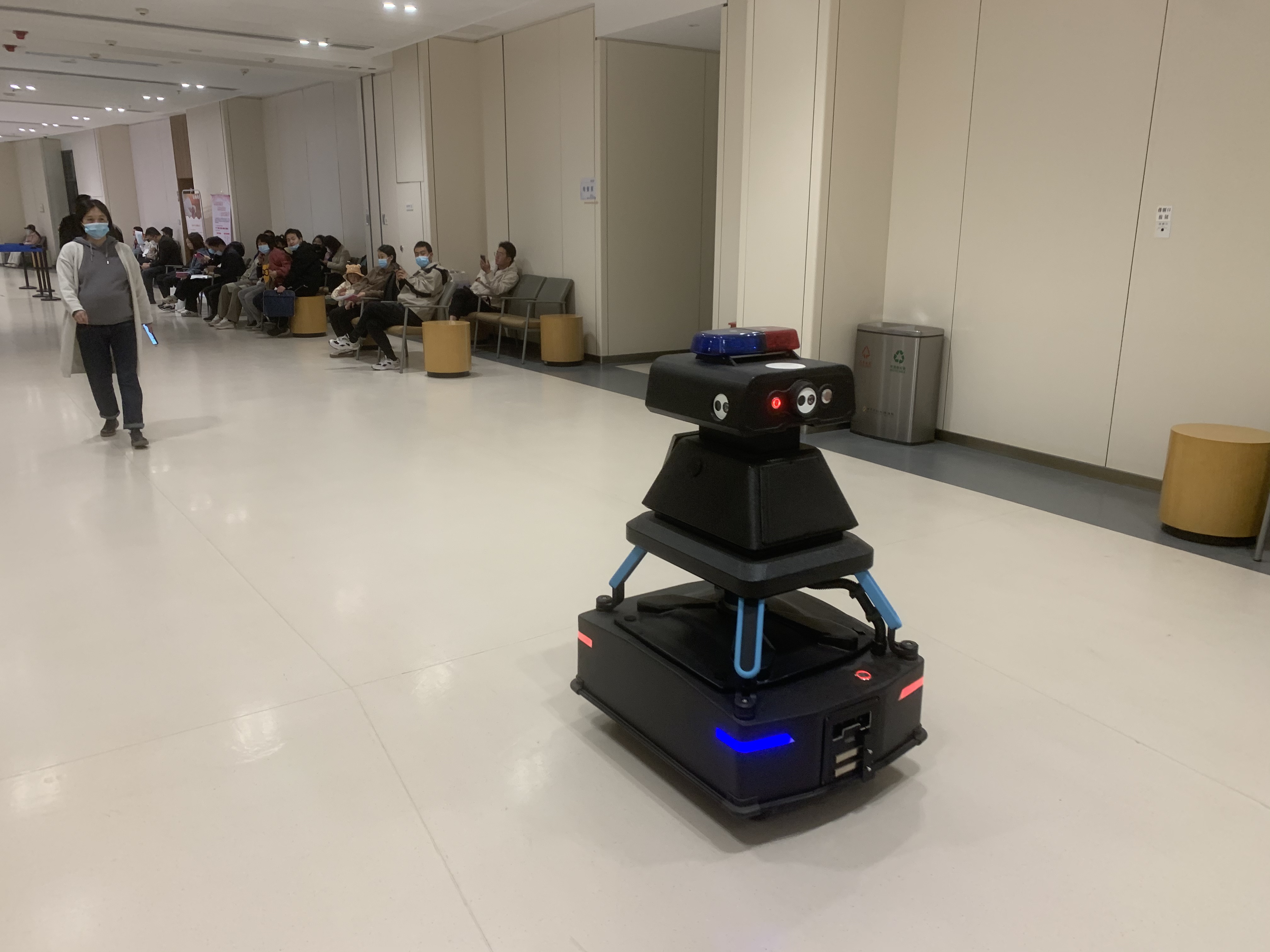 甘肃某医院巡逻安防机器人案例