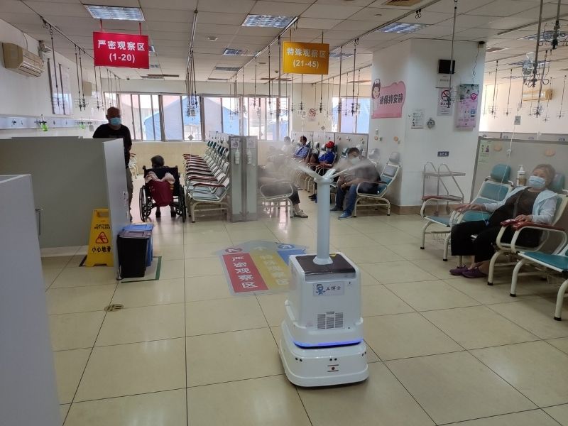 嘉定区中心医院引入智能消杀与导诊机器人，打造智慧医疗新标杆